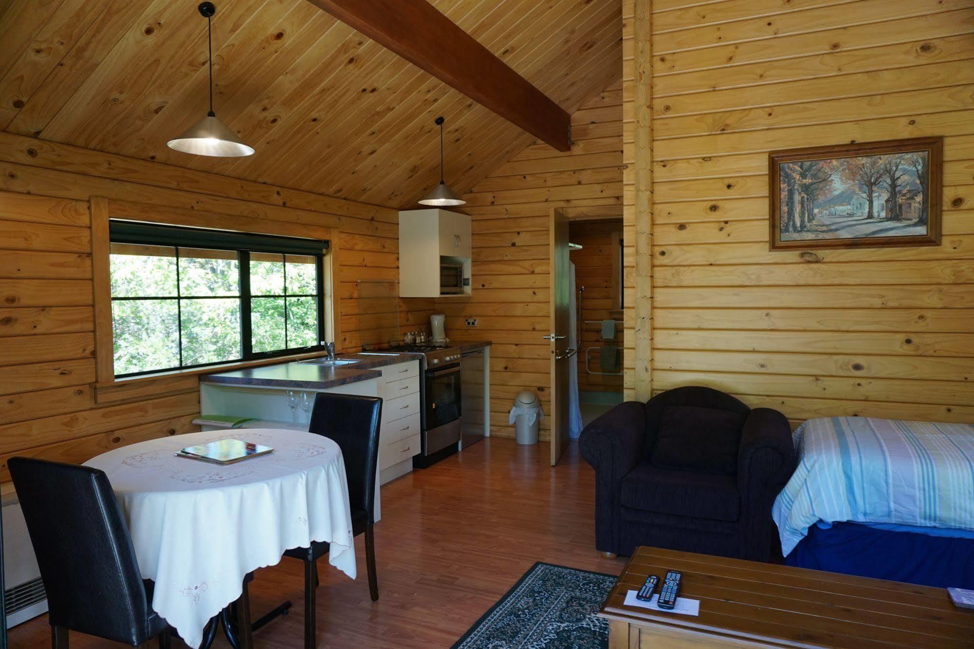 Central Chalets Ltd Alexandra Exterior photo